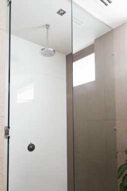 Modern banyo çağdaş duşta, yakın çekim