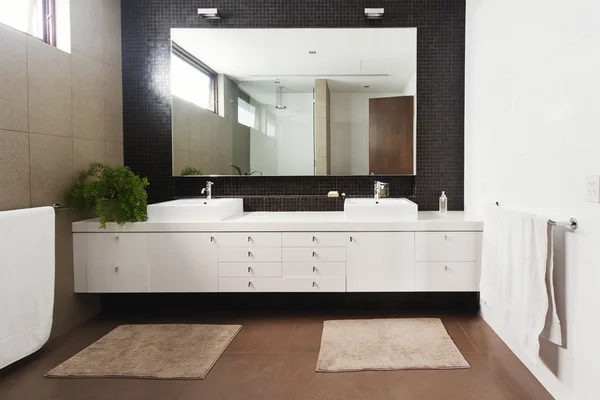 Çift lavabo vanity ve çağdaş yeni banyo aynada — Stok fotoğraf