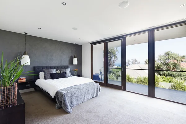 Spacieux intérieur de la chambre des maîtres designer dans le luxe Australie — Photo