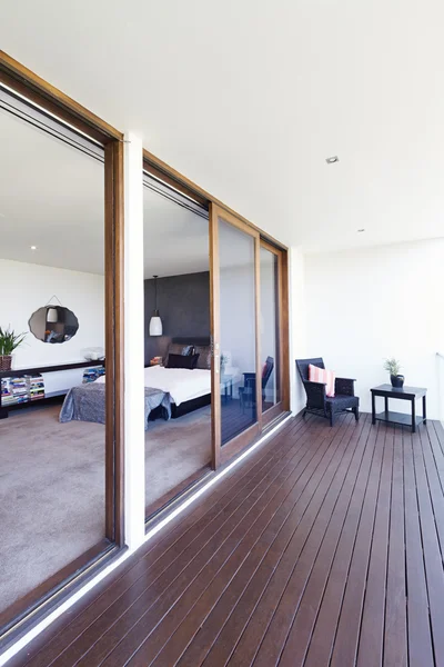 Dormitorio principal y balcón en casa australiana de lujo — Foto de Stock