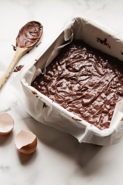 Teneke pişirme içinde pişmemiş çikolatalı brownie yükü