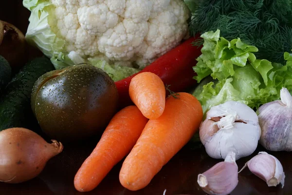 Masadaki ışık kutusunda olgunlaşmış sebzeler.