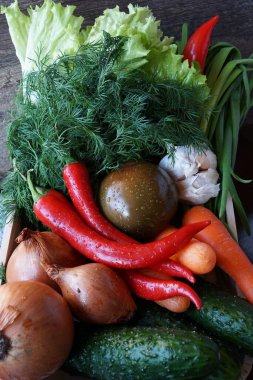 Masadaki ışık kutusunda olgunlaşmış sebzeler.