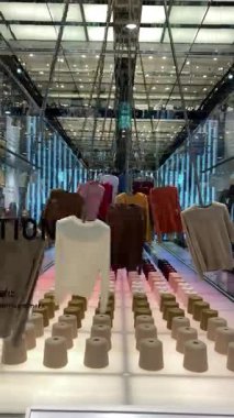 Modern Alışveriş Merkezi 'nde Satılık Pencere Sarkan Süveterlerle Perakende Dükkanı Görüntüsü