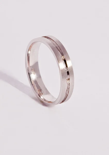 Свадебное кольцо из белого золота — стоковое фото
