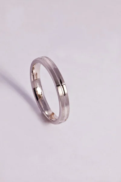 Ślub pierścionek białe złoto — Zdjęcie stockowe