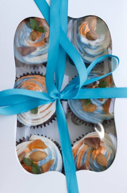 Lezzetli bir sürpriz yapmak için renkli kekleri olan bir hediye kutusu.