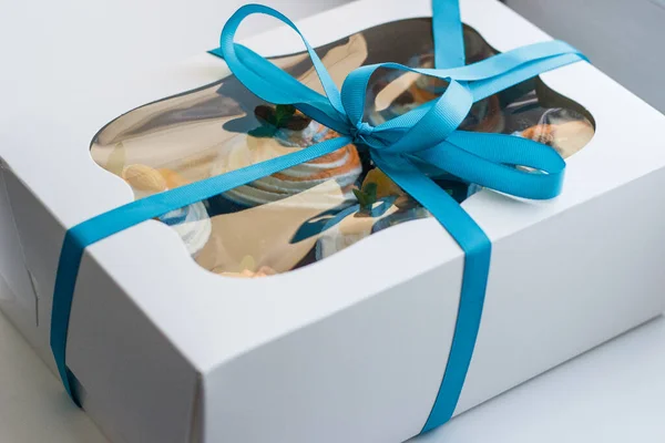 Festive Gift Box Delicious Colored Cupcakes Make Delicious Surprise — Stock Photo, Image