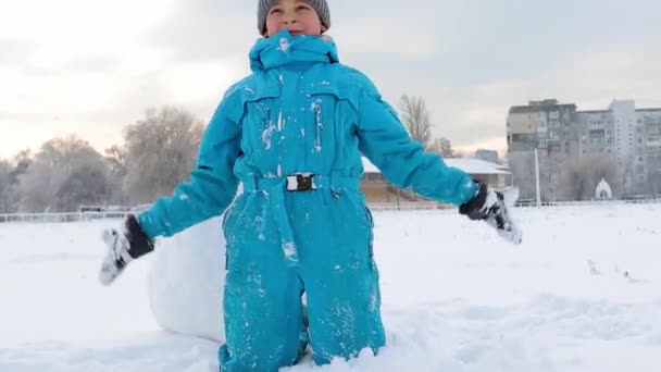 冬天的一天 12岁的男孩把雪抛向空中 — 图库视频影像