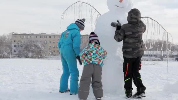 Děti Utvářejí Sněhuláka Hustém Sněhu — Stock video