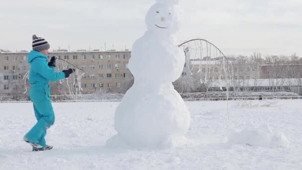 Дети Формируют Снеговика Снегу — стоковое видео