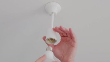Erkek eller ampulü değiştiriyor, elektrik tamiratı ve bakım hizmeti.