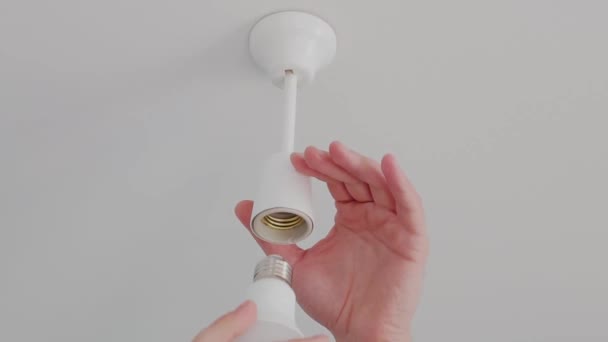 Mãos Masculinas Mudando Lâmpada Reparo Elétrico Manutenção Servic — Vídeo de Stock