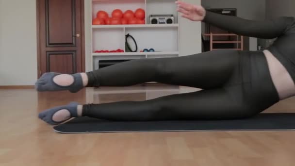 Junge Kaukasische Fitnesstrainerinnen Sportbekleidung Machen Pilates Übungen Auf Schwarzen Matten — Stockvideo