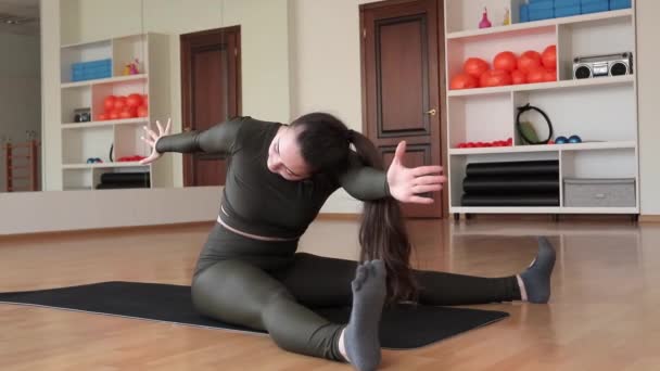 Ung Kaukasisk Kvinnlig Fitnesscoach Sportkläder Tränar Pilates Svart Matta Tomt — Stockvideo