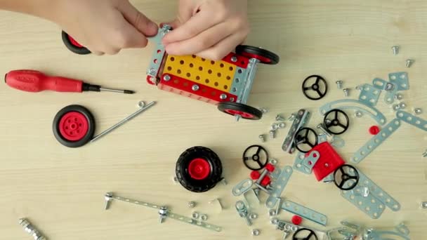 Детские Руки Собирают Конструктор Вид Сверху Мелкая Моторика — стоковое видео