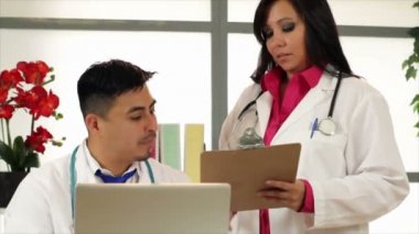 Dolly doktorlar grafiğinin üzerine gidiyor