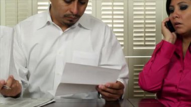 Faturaları ve gazete ilanlarına üzerinde gidiş Latin bey