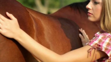 güzel kız onun atı sevişme