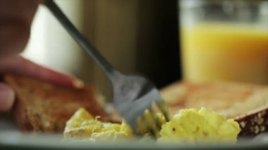 Yemek pişmiş yumurta geniş vurdu