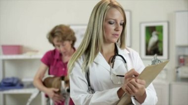 Dolly veteriner köpek sahibi arka planda kamerayla gülümsüyor