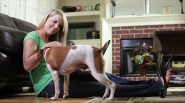 Dolly kız köpek gülümsüyor kamera ile