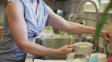 çorba ve çay yapma kadın