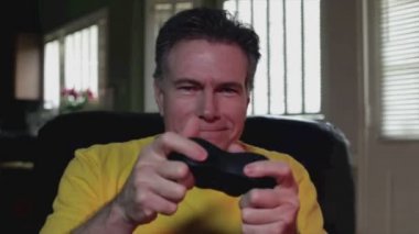 video oyunları oynarken adam yakalanıyor