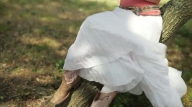 Tilt kız manifatura ve kamera gülümsüyor