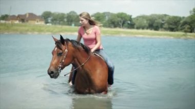 kız ve gölet closeup at