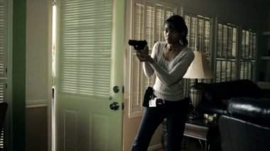 Olay yeri inceleme dedektifi eve yürüyüş