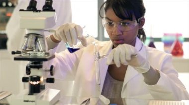 test tüpü içinde sıvı dökme Laboratuar teknisyeni