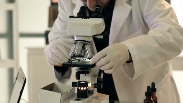 Technologie de laboratoire à travers le microscope 