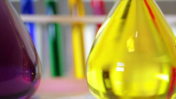 liquides de couleur vive dans des flacons de laboratoire 