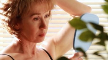 ayna tilt arayan kadın