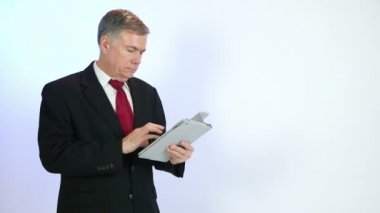 tablet PC'yi kullanma işadamı kamera kopya alanı ile gülümsüyor