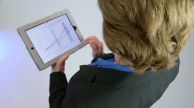 bir tablet pc seyir işkadını döner ve kameraya gülümsüyor