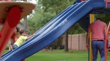 Aile parkta oynuyor.