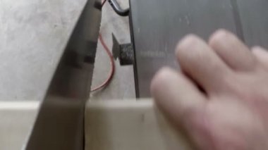 Pov ahşap ağır çekim testere ile kesme