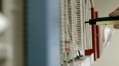 bir yumruk aşağı aracı kullanarak telefon teknisyeni