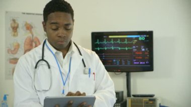 tablet pc ve gülümsüyor kamera ile erkek doktor