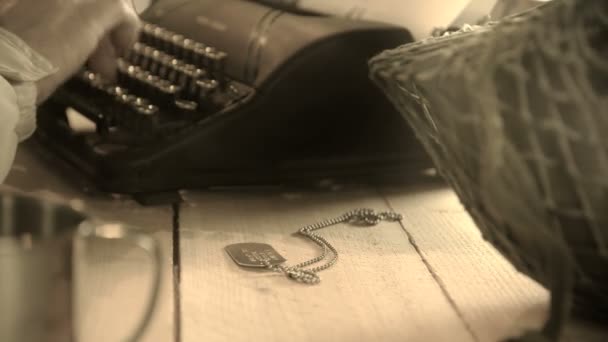 Soldat de la Seconde Guerre mondiale tapant lettre de condoléances se concentrer sur les étiquettes de chien 