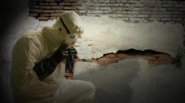 biri yerde yatan kontrol ebola doktor