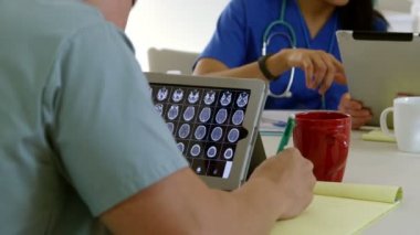 doktor bir tablet pc üzerinde kedi taramaları bakıyor