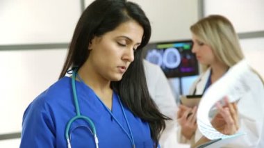 kadın doktor bir grafik üzerinden gidiyor