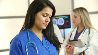 kadın doktor arka plan dolly çekim personel ile kamera gülümsüyor