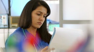 hemşire bir grafik üzerinden bakıyor