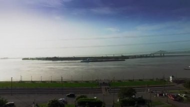 Mississippi Nehri mavna trafik New Orleans New Orleans, Louisiana Temmuz 2015:Aerial görünümü