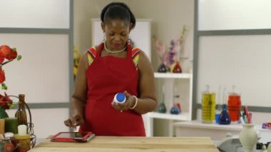 küçük işletme sahibi hisse senedi ve kamera gülümsüyor denetleme