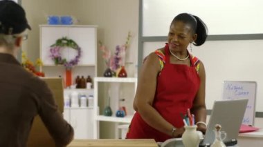 küçük işletme sahibi paketleri alır